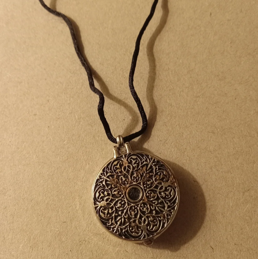 Compass He Leads Me Psalm 23:2 Vintage Necklace - Picture 14 of 14